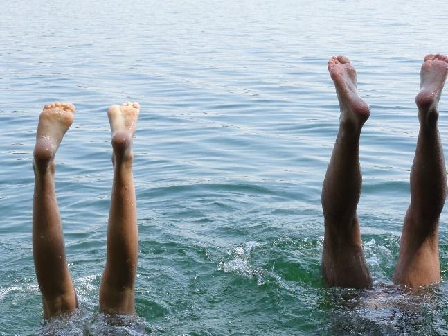 nogi kobiety i mężczyzny w wodzie